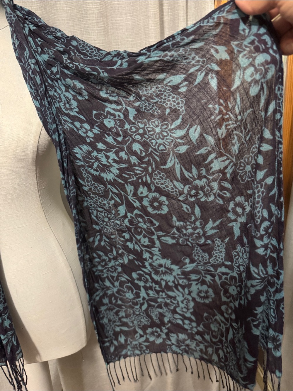 FREE WITH $25 PURCHASE-Lightweight Scarf-Blue Tones-Fringe-GUC - Picture 5 of 10